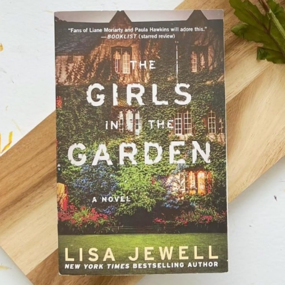 2/$10 - The Girls In The Garden By Lisa Jewell (Book)